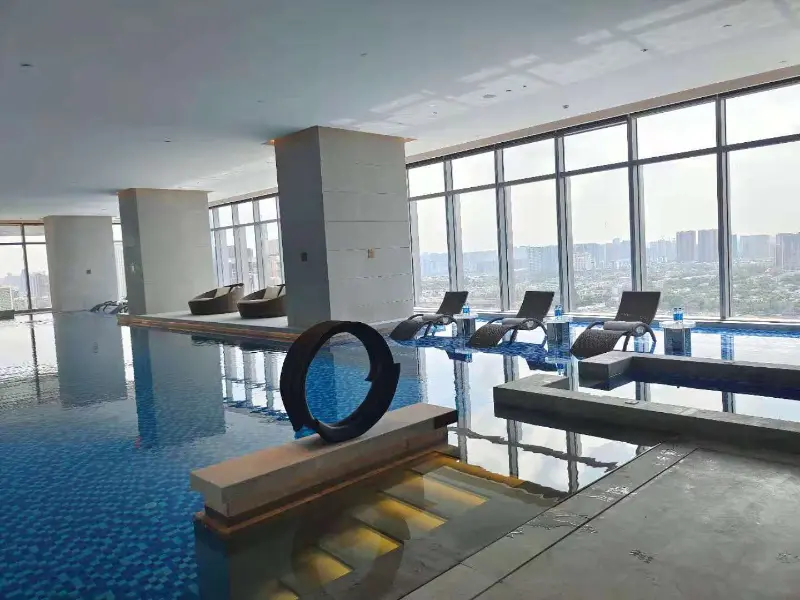 يضمن نظام المضخة الحرارية وتكييف الهواء لحمام السباحة من Blueway الراحة على مدار العام في فندق Chengdu Bay Hotel Sky Infinity Pool